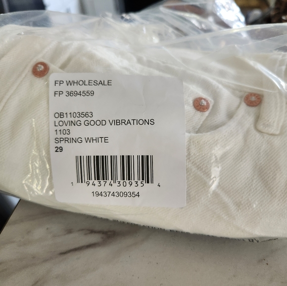 Free people Loving good Vibrations Spring white shorts - Picture 3 of 3